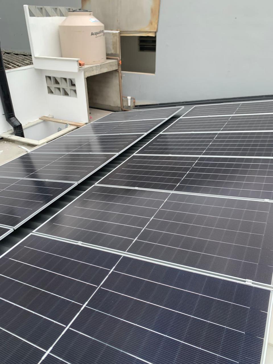 Detalhe de instalação de energia solar